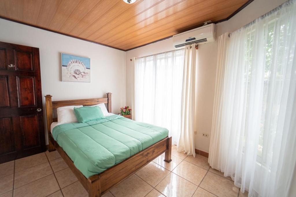 Apartamentos Cristal Quepos Exterior foto